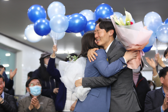 4·15 총선 경기 용인정에 출마한 이탄희 더불어민주당 후보가 15일 당선이 확정되자 아내인 오지원 변호사와 포옹을 하며 기뻐하고 있다.  연합뉴스