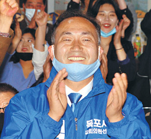 전남 목포에서 현역 국회의원인 박지원 민생당 후보를 이긴 김원이 더불어민주당 후보가 지지자들의 환호에 답하고 있다. 연합뉴스