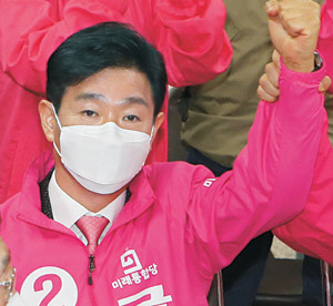 부산 연제에서 현역 국회의원인 김해영 민주당 후보를 꺾고 당선된 이주환 미래통합당 후보가 주먹을 쥐고 기뻐하고 있다. 연합뉴스