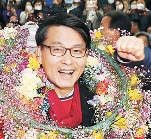 20대 총선에 이어 인천 동구미추홀을에 무소속 출마해 당선된 윤상현 후보가 지지자들에게 감사 인사를 하고 있다. 뉴시스