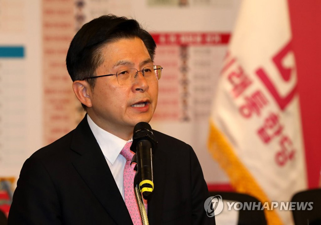 (서울=연합뉴스) 미래통합당 황교안 대표가 제21대 총선일인 15일 국회도서관 강당에 마련된 미래통합당-미래한국당 개표상황실에서 총선 결과 관련, 당대표직 사퇴를 밝히고 있다. 2020.4.16