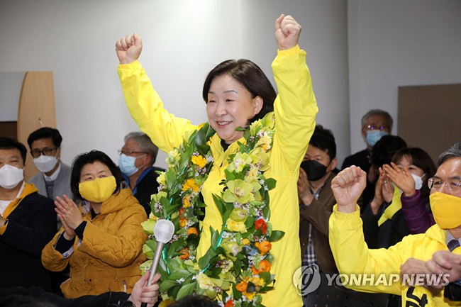 (고양=연합뉴스) 김병만 기자 = 16일 오전 경기도 고양시 화정동 선거사무소에서 정의당 심상정 대표가 지지자들의 요청에 포즈를 취하고 있다. 고양갑에 출마한 심 대표는 미래통합당 이경환 후보와의 초접전 끝에 승리해 정의당 지역구 도전자 중 유일하게 ‘생환’에 성공했다.