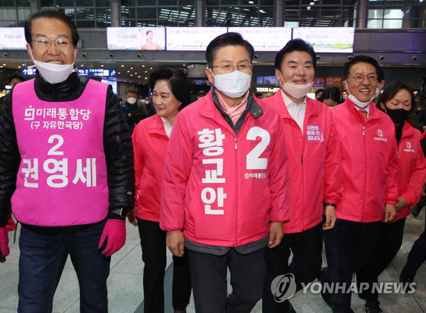 (서울=연합뉴스) 미래통합당 황교안 대표 및 총괄선대위원장이 7일 서울 용산역에서 광주 5·18묘역 등 호남을 방문하는 비례위성자매정당 미래한국당의 원유철 대표 및 비례대표 후보들을 배웅하고 있다. 왼쪽부터 미래통합당 용산 권영세 후보, 황 대표, 미래한국당 원유철 대표, 정운천 국민통합단장. 2020.4.7