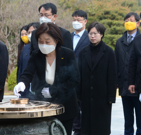 심상정 정의당 대표가 17일 오전 서울 동작구 국립서울현충원에서 4·15 국회의원 총선거 당선자들과 함께 현충탑을 참배하면서 분향하고 있다.