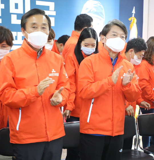안철수(오른쪽) 국민의당 대표가 17일 오전 서울 마포구 국민의당 서울시당 사무실에서 열린 21대 국회의원 총선거 선거대책위원회 해단식에서 박수를 치고 있다.  뉴시스