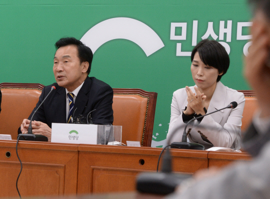 4·15 국회의원 총선거에서 1석도 얻지 못한 민생당의 손학규(왼쪽) 상임선대위원장이 17일 오전 국회에서 열린 중앙선거대책위원회 해단식에서 발언하고 있다.