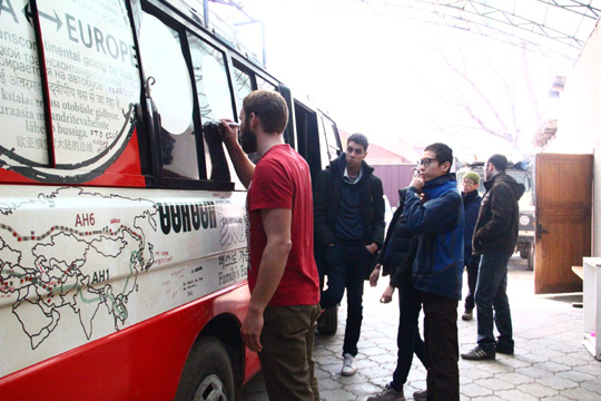 키르기스스탄에서 버스에 응원메시지를 남기는 외국인 관광객들