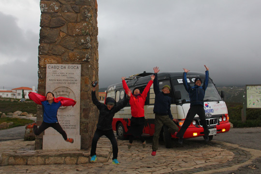 최종 목적지인 포르투갈 호카곶에 도착해 즐거운 가족