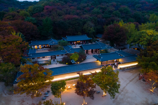 한국민속촌은 여름부터 가을까지 야간 개장을 하면서 ‘달빛을 더하다’ 축제를 진행한다. 사진은 축제 기간 중 고택에 은은한 야간조명을 켠 모습.