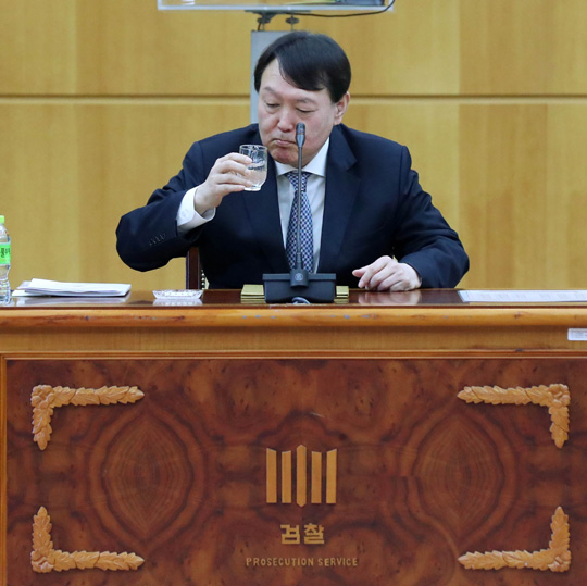 윤석열 검찰총장이 지난 2월 10일 서울 서초구 대검찰청에서 열린 ‘제21대 국회의원 선거 대비 전국 지검장 회의’에서 물을 마시고 있다.   뉴시스
