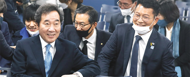 이낙연(왼쪽) 더불어민주당 상임공동선거대책위원장이 17일 오전 서울 여의도 당사에서 열린 21대 국회의원 총선거 선거대책위원회 해단식에서 송영길(오른쪽) 의원과 밝은 표정으로 대화하고 있다.  뉴시스