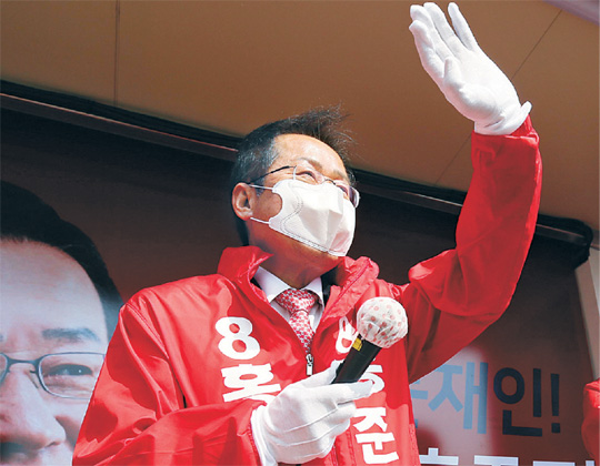 대구 수성을 선거구에서 승리한 무소속 홍준표 당선인이 16일 수성구 두산오거리 인근에서 당선 인사를 하며 주민들에게 손을 흔들고 있다.  연합뉴스