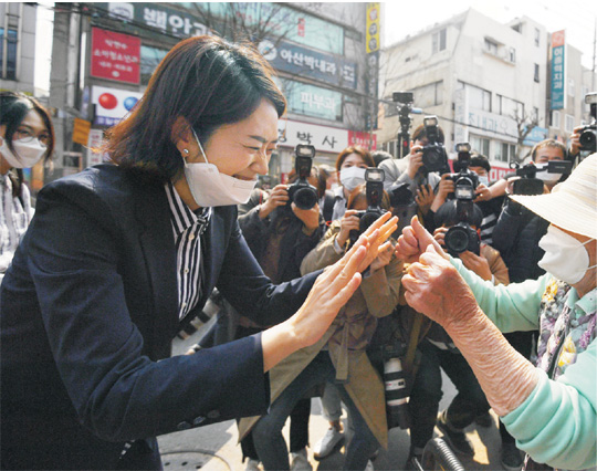 21대 국회의원 총선거 서울 광진을 선거구에서 승리한 더불어민주당 소속 고민정(왼쪽) 당선인이 16일 광진구 노룬산시장 인근에서 한 주민의 축하를 받고 있다.  연합뉴스