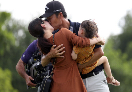 케빈 나가 지난해 5월 27일(한국시간) 미국 텍사스주 포트워스의 콜로니얼CC에서 열린 PGA투어 찰스슈와브챌린지에서 통산 3승째를 거둔 뒤 아내와 입을 맞추고 있다.  AP 연합뉴스