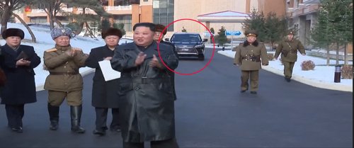 (서울=연합뉴스) 조선중앙TV가 8일 보도한 김정은 위원장의 양덕온천문화휴양지 준공식 영상에서 김 위원장 뒤로 렉서스 고유의 ‘L’자 엠블럼을 단 검정 스포츠유틸리티차(SUV)가 포착됐다. 김 위원장의 전용차 중 하나로 추정된다. 2019.12.8 [국내에서만 사용가능. 재배포 금지. For Use Only in the Republic of Korea. No Redistribution]