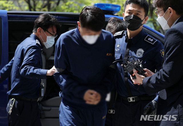 [서울=뉴시스]  라임자산운용 사태 연루 의혹을 받고 있는 김모 청와대 전 행정관이 18일 오후 서울 양천구 서울남부지방법원에서 열린 영장실질심사에 출석하고 있다.2020.04.18.