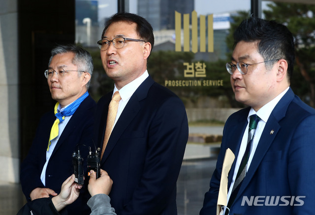 [서울=뉴시스]열린민주당 비례대표 후보로 21대 국회의원선거에 출마한 최강욱(왼쪽부터) 전 청와대 공직기강 비서관과 황희석 전 법무부 인권국장, 조대진 변호사가 주가조작 연루 의혹을 받는 윤석열 검찰총장의 부인 김건희씨와 사문서 위조 등 의혹을 받는 장모 최모씨 등을 고발하기 위해 7일 오후 서울 서초구 서울중앙지검 민원실로 향하며 입장을 밝히고 있다. 2020.04.07.