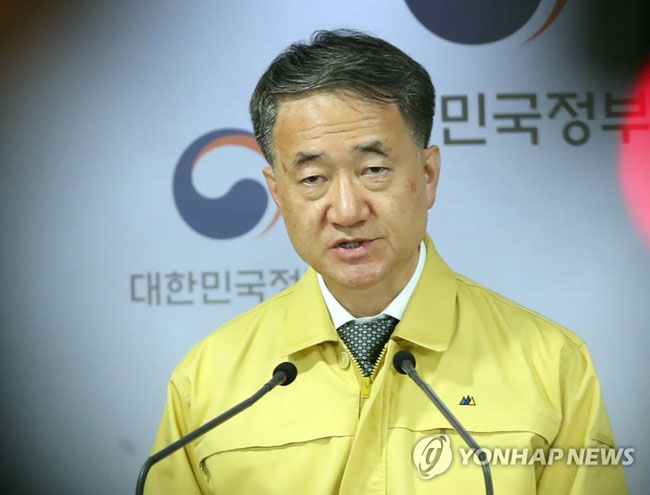 (서울=연합뉴스) 중앙재난안전대책본부 1차장인 박능후 보건복지부 장관이 19일 종로구 정부서울청사에서 신종 코로나바이러스감염증(코로나19) 대응 현황 등을 브리핑하고 있다.