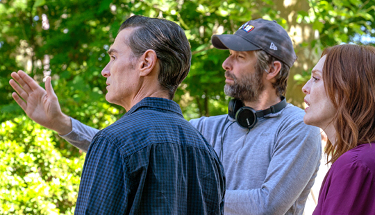 현장에서 무어(오른쪽)에게 촬영장면을 설명하고 있는 프룬디치(가운데) 감독.