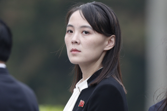지난 12일 북한 최고인민회의에서 정치국 후보위원으로 중용된 김정은 국무위원장의 여동생 김여정 노동당 제1부부장. 사진은 2019년 3월 2일 당시 베트남을 방문한 김 위원장을 수행하는 김 제1부부장 모습. 연합뉴스