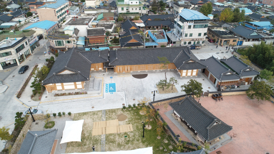 전북 남원시 광한루 인근에 조성한 전시관 ‘안숙선 명창의 여정’을 위에서 내려다본 모습. 안 명창은 “국악박물관 역할을 하길 바란다”고 했다. 남원시 제공