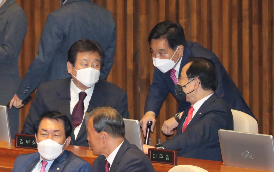 심재철(뒷줄 가운데) 미래통합당 당대표 권한대행 겸 원내대표가 20일 국회 본회의장에서 김무성(〃 왼쪽)·이주영(〃오른쪽) 의원과 이야기를 나누고 있다. 연합뉴스