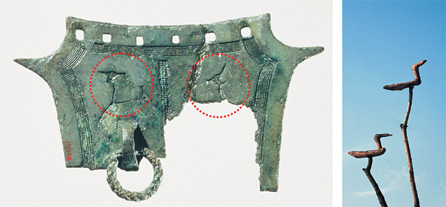 고조선 시기 진국 지역 농경문 청동기(뒷면)에 새겨진 ‘솟대’와 그 끝의 ‘새’(대전 괴정동 출토, 왼쪽 사진의 원). 오른쪽 사진은 현대에 복원된 솟대. ‘단군신앙’은 우주를 하늘과 땅, 지하의 3차원 세계로 나누었고, ‘나무’와 ‘새’는 이 3세계를 소통하는 통로로 여겼다.  자료사진