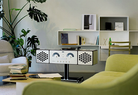 브리온베가의 사람이 미소 짓는 듯한 디자인의 오디오.  한화갤러리아 제공