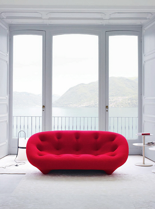 프랑스 프리미엄 가구 브랜드 리네로제의 시그니처 디자인 플롬소파. 현대백화점에서 만나볼 수 있다.  현대백화점 제공