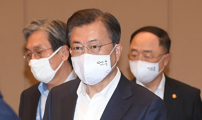 문재인 대통령이 22일 오전 청와대에서 열린 제5차 비상경제회의를 주재하기 위해 ‘힘내라 대한민국’이라는 문구가 새겨진 마스크를 착용한 채 회의실에 입장하고 있다. 왼쪽부터 노영민 대통령비서실장, 문 대통령, 홍남기 부총리 겸 기획재정부 장관.  연합뉴스