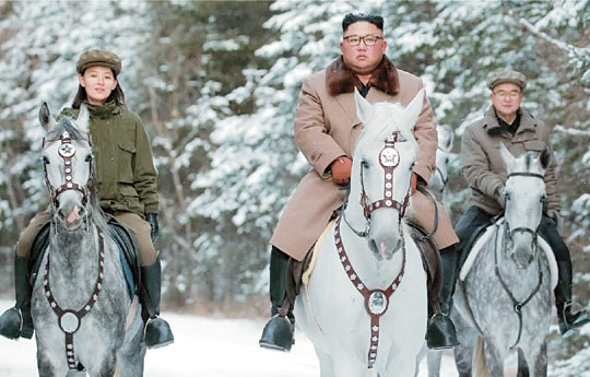 김정은(가운데) 북한 국무위원장의 건강 이상설이 확산하는 가운데 김 위원장의 유고 시 권한 대행 역할을 맡을 것으로 예상되는 김여정(왼쪽) 노동당 제1부부장이 지난해 10월 16일 말을 탄 채 김 위원장의 백두산 등정을 수행하고 있다.  조선중앙TV·연합뉴스