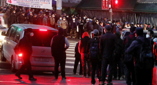 신종 코로나바이러스 감염증(코로나19) 사태 장기화로 일용직 근로자 일자리가 크게 감소하면서 23일 새벽 서울 구로구 남구로역 인근 인력시장에 일자리를 찾지 못한 일용직 근로자들이 길게 줄을 서고 있다.  뉴시스
