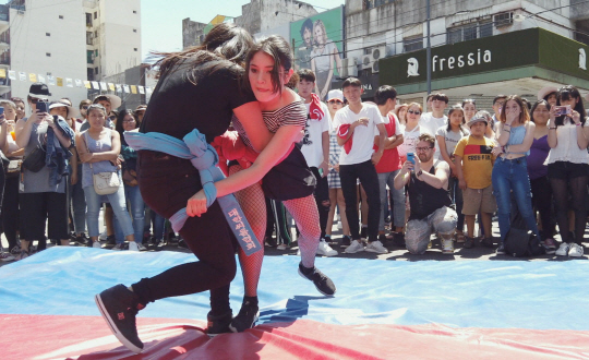 다큐에 등장하는 아르헨티나 주민들의 씨름 체험 장면.  문화재청 제공
