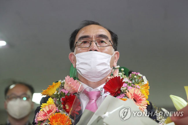 지난 16일 서울 강남갑에 출마한 미래통합당 태구민(태영호) 후보가 강남구 선거사무실에서 당선이 확실시 되자 애국가를 부르던 중 눈물을 흘리고 있다. [연합뉴스 자료사진]