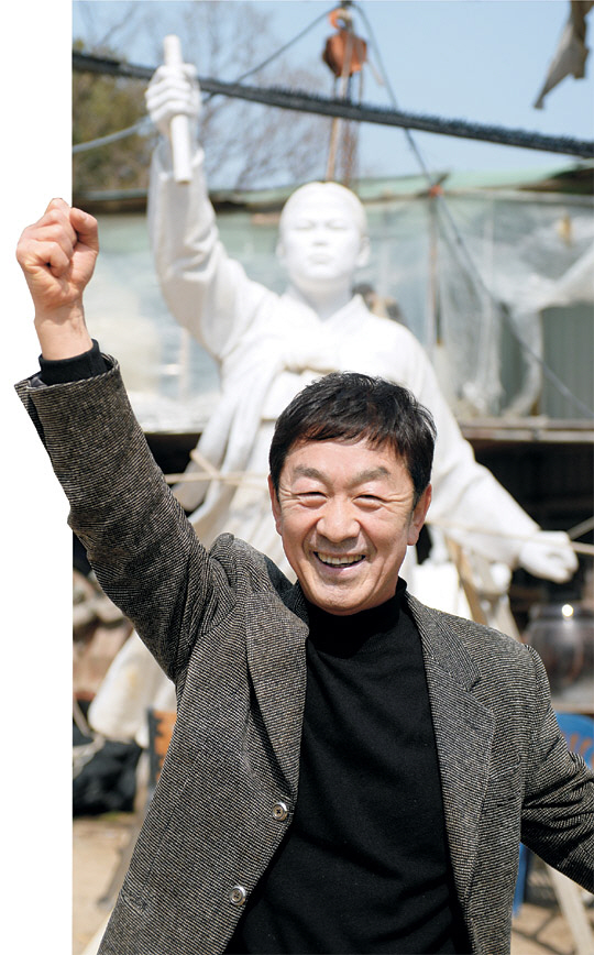 김대길 교수가 ‘독립에의 결연한 의지’를 표정에 담고 있는 유관순 동상의 사전 제작물인 ‘FRP 동상’ 앞에서 유관순과 같은 포즈를 취하며 활짝 웃고 있다.