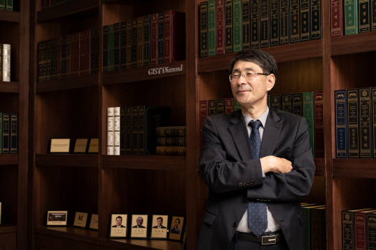 올해 회갑을 맞은 전장수 교수는 앞으로 퇴행성관절염의 조기진단을 위한 연구에 매진하겠다는 뜻을 밝혔다.  라이나전성기재단 제공