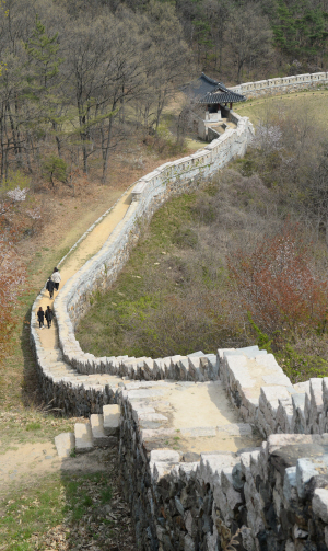 경북 팔경 중 제1경인 진남교반 일대를 내려다볼 수 있는 고모산성. 지난달 성곽 주변에 경관조명이 설치돼 밤 풍경도 좋다.