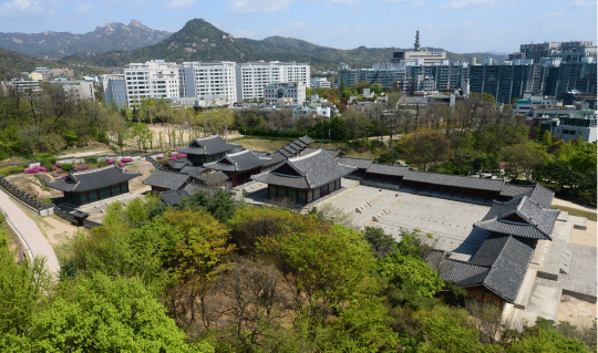 복원된 경희궁은 궁궐의 위엄을 느낄 수는 없으나 기구한 우리 역사를 되돌아보게 한다. 아래 사진도 경희궁 전각.
