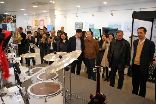 인천시 특화로봇 개발에 참여하는 컨소시엄 관계자들이 인천로봇랜드 체험관에 전시된 로봇들을 둘러보고 있다.  인천로봇랜드 제공