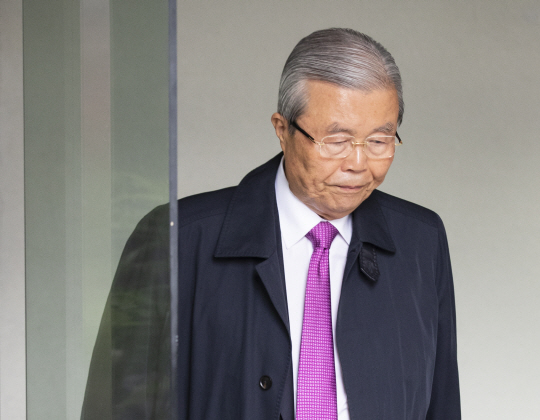 미래통합당의 비상대책위원장을 맡아 달라는 제안을 수락한 김종인 전 통합당 총괄선거대책위원장이 24일 오전 서울 종로구 구기동 자택을 나서고 있다.  연합뉴스