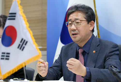 박양우 문화체육관광부 장관이 누라 알 카비 UAE 문화지식개발부 장관에게 한국의 코로아 대응방안에 대해 설명하고 있다.