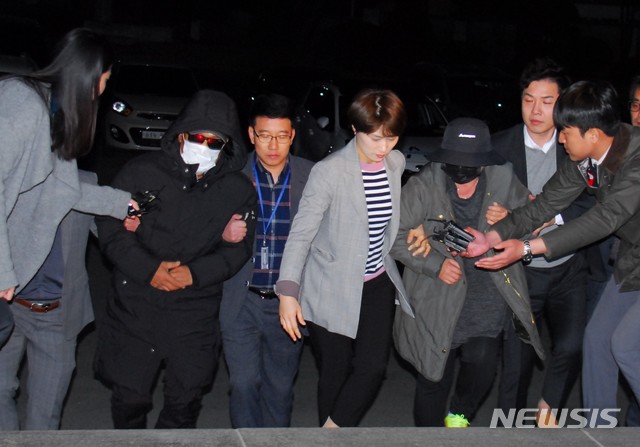 [제천=뉴시스]  8일 인천공항에서 체포된 래퍼 마이크로닷(본명 신재호·25)의 부모 신모(61)씨 부부가 충북 제천경찰서로 압송되고 있다. 경찰은 일단 이들을 유치장에 입감한 뒤 9일 오전 조사를 시작할 방침이다.2019.04.08.
