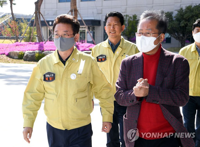 홍준표 제21대 국회의원 당선인이 4월 24일 이철우 경북도지사를 방문한 뒤 도청을 나서고 있다. 총선 뒤 인사차 만난 홍 당선인과 이 지사는 현안인 대구·경북 통합 신공항 건설 등 지역 발전 방안을 논의했다. [연합뉴스 자료사진]