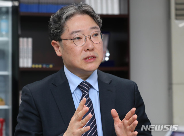 [서울=뉴시스] 리얼미터 이택수 대표가 24일 서울 여의도 리얼미터 사무실에서 뉴시스와 인터뷰를 하고 있다. 2020.04.25.