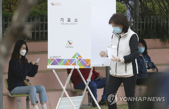 (인천=연합뉴스) 신종 코로나바이러스 감염증(코로나19) 확산 우려로 자가격리 중인 인천지역 유권자들이 15일 오후 인천시 계양구 신대초등학교에 마련된 한 투표소에서 투표하고 있다. 2020.4.15 [인천사진공동취재단]