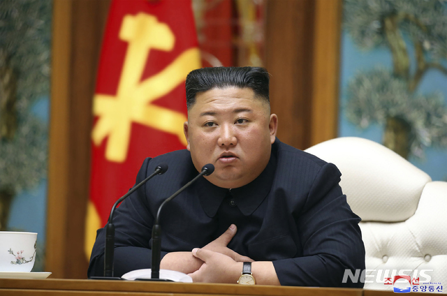 [워싱턴=AP/뉴시스]CNN은 20일(현지시각) 미국 정부 소식통을 인용해 “김정은 북한 국무위원장이 최근 큰 수술을 받았으며 수술 이후 ‘중대한 위험(grave danger)’에 처해 있다”고 보도했다. 이에 대해 한국 정부는 사실관계 여부를 파악 중이라고 밝혔다. 사진은 지난 11일 김정은 위원장이 평양에서  노동당 중앙위원회 정치국 회의를 주재하는 모습. 2020.04.21.