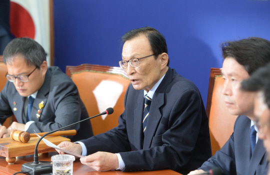 이해찬(가운데) 더불어민주당 대표가 27일 오전 국회에서 열린 최고위원회의에서 성추행을 인정한 오거돈 전 부산시장 사퇴와 관련해 대국민 사과를 하고 있다.