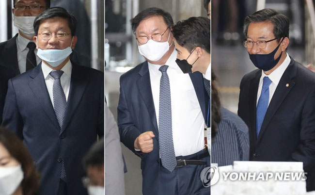 (서울=연합뉴스) 더불어민주당 원내대표 후보인 전해철(왼쪽부터), 김태년, 정성호 의원이 27일 서울 여의도 국회에서 열린 더불어민주당-더불어시민당 제21대 국회의원 당선자(초선) 워크숍에 입장하고 있다. 2020.4.27