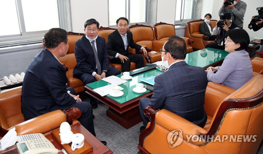 (서울=연합뉴스) 27일 국회 예결위원장실에서 김재원 예결위원장(왼쪽)과 여야 간사들이 긴급재난지원금 관련 추가경정예산(추경)안 논의를 위해 회동하고 있다. 왼쪽부터 시계방향으로 김재원 위원장, 더불어민주당 전해철 간사, 미래한국당 염동열 간사 내정자, 민생당 박주현 간사 내정자, 미래통합당 이종배 간사. 2020.4.27