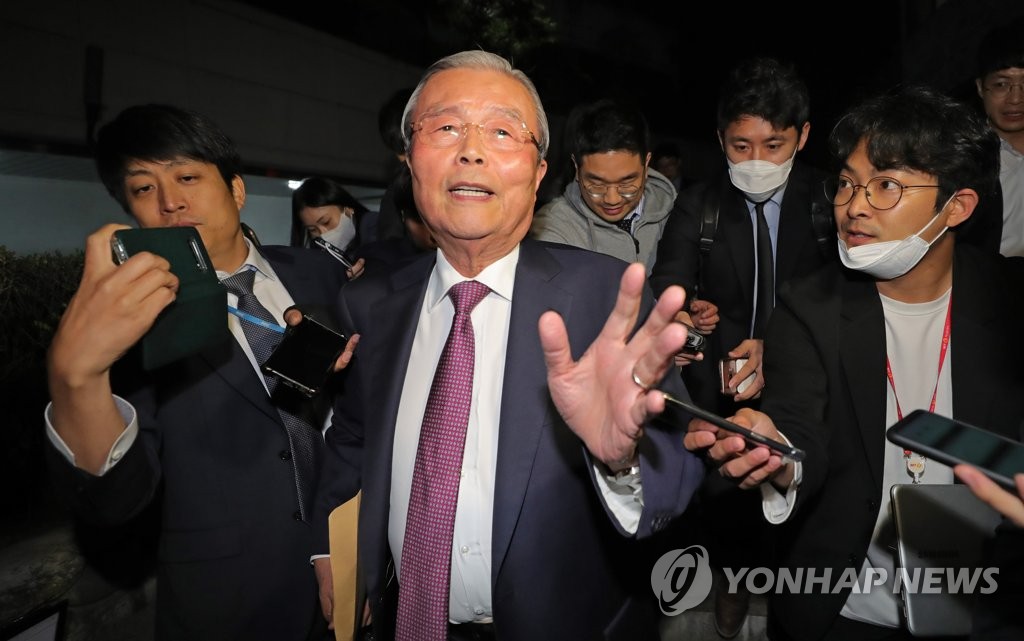 미래통합당이 전국위를 열어 김종인 비대위원장 임명안을 가결한 28일 오후 통합당 김종인 전 총괄 선거대책위원장이 서울 종로구에 위치한 자택으로 들어가고 있다.이날 전국위에 앞서 미래통합당은 상임전국위원회를 열어 당헌 개정안을 발의하려고 했지만, 정족수 미달로 무산됐다.